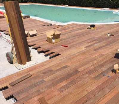 Posa esterna di decking in legno di essenza esotica